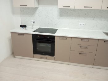 Кухонный гарнитур высокий Латте 3000 мм, Стол. 26 мм в Урае - uraj.mebel-e96.ru